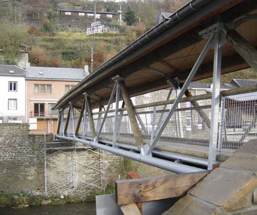 Passerelle   sur l’Ourthe